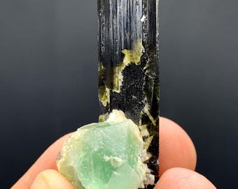 Cristal de turmalina verde com fluorita verde do Paquistão - 61,00 quilates