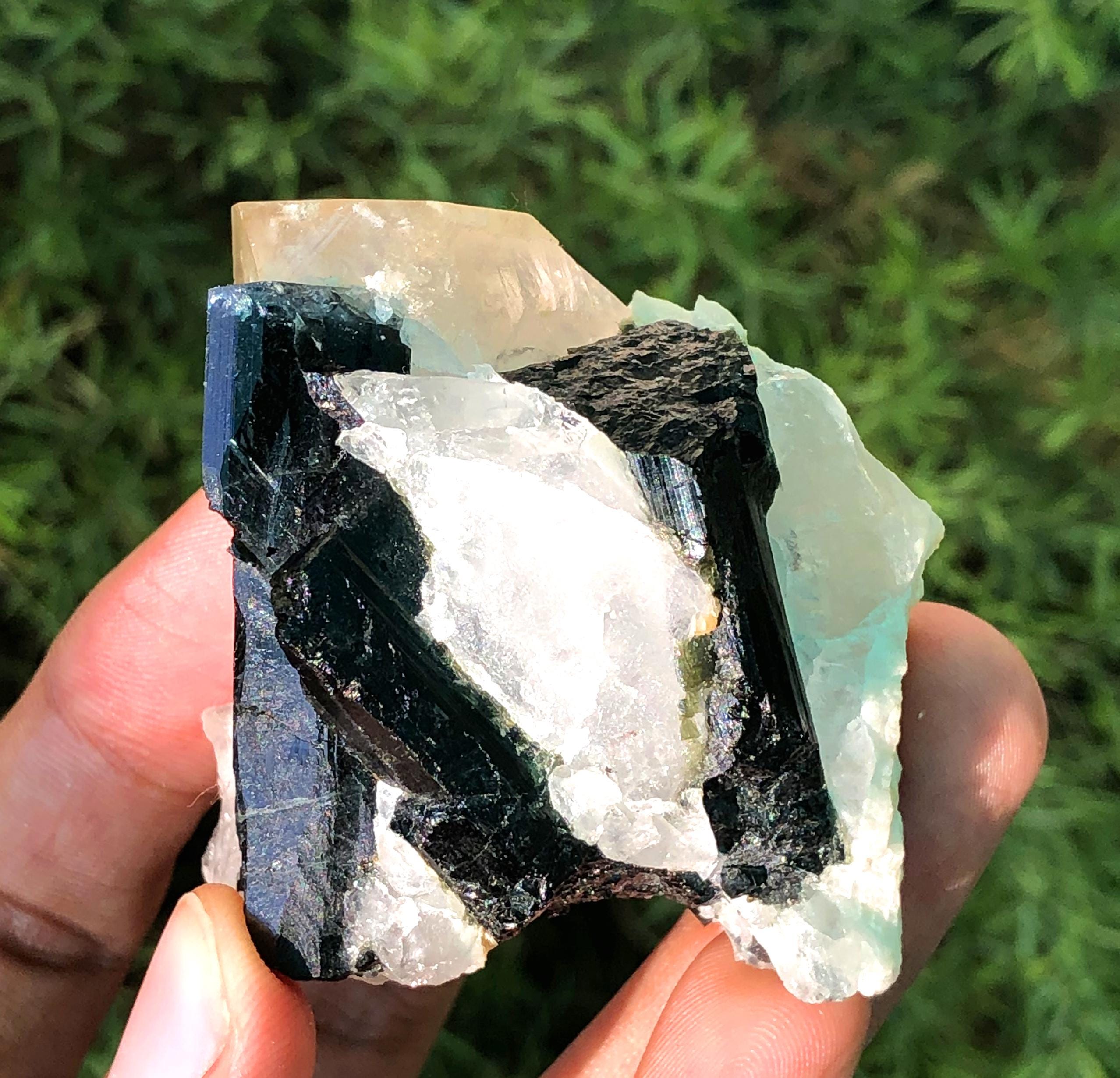 水晶上のブルーキャップトルマリン結晶、アフガニスタン産原石標本