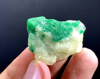 パキスタン産の天然グリーンエメラルド結晶（母岩付き） - 35.00