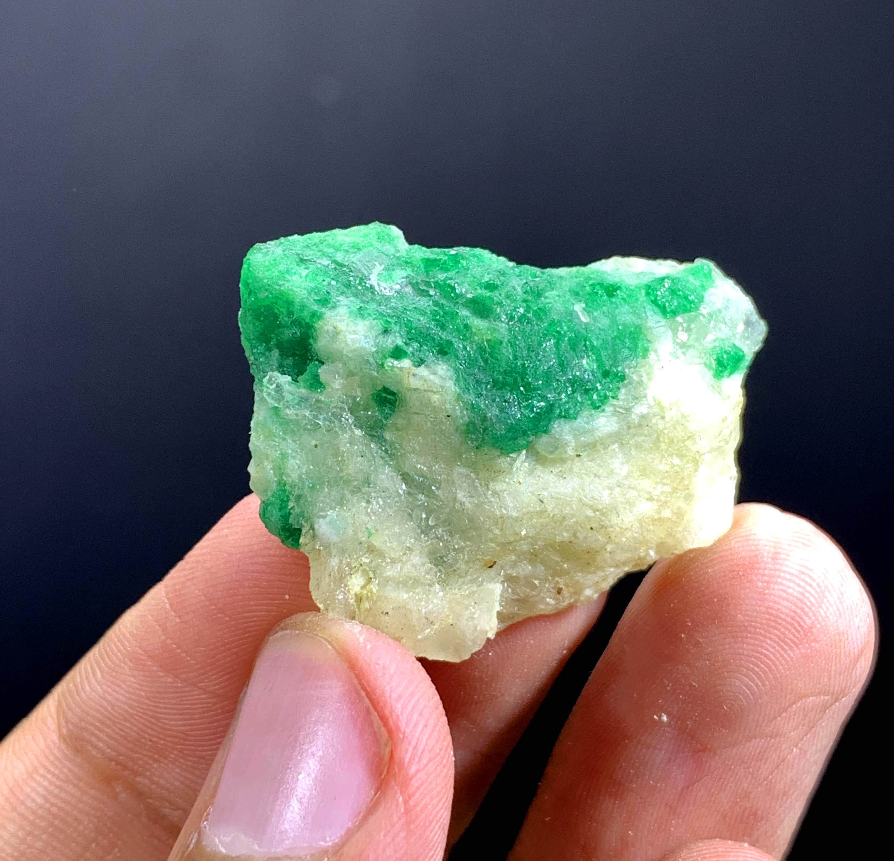 パキスタン産の天然グリーンエメラルド結晶（母岩付き） - 35.00