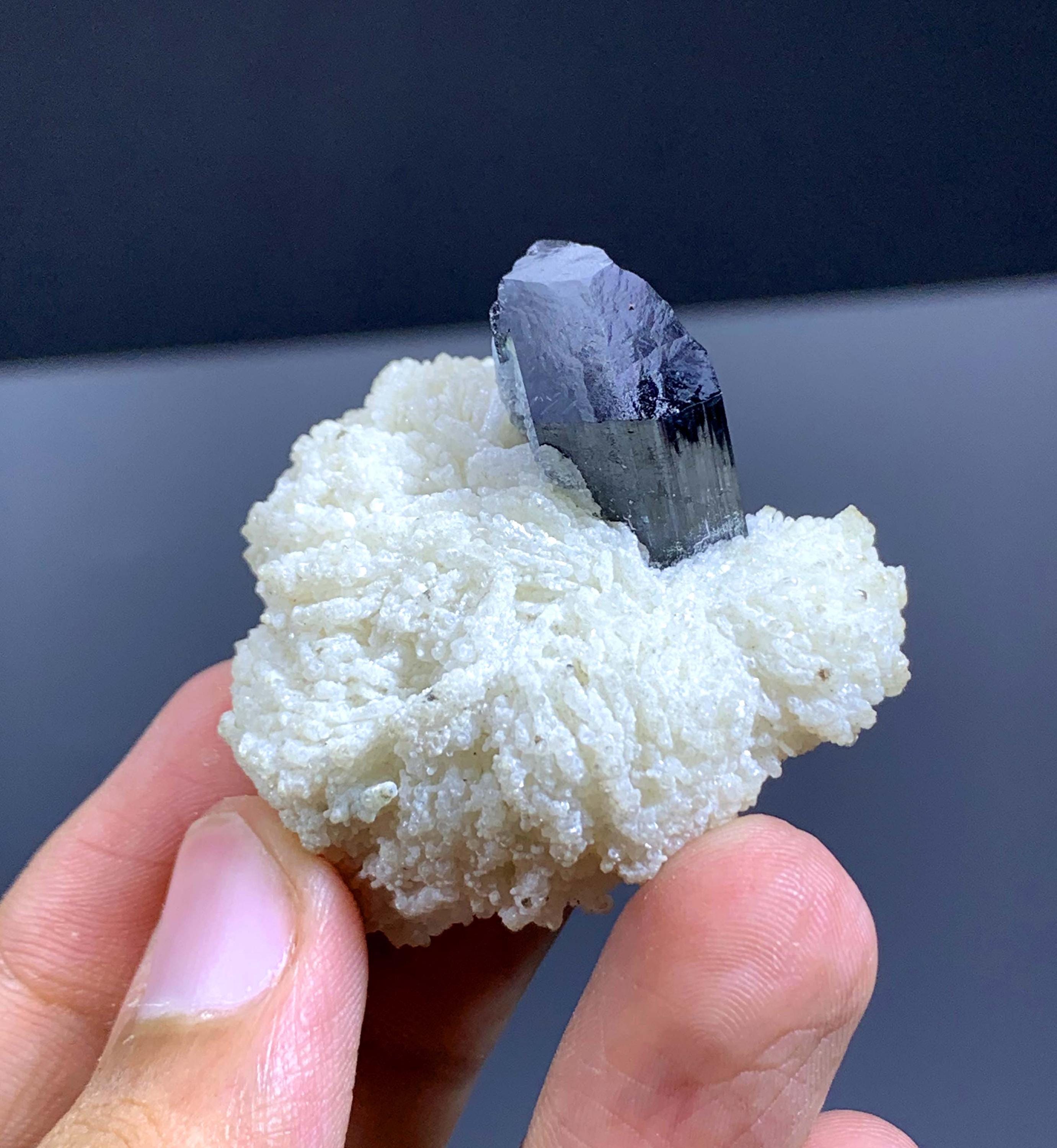 アフガニスタン産ブルーキャップトルマリンクリスタル（アルバイト入り