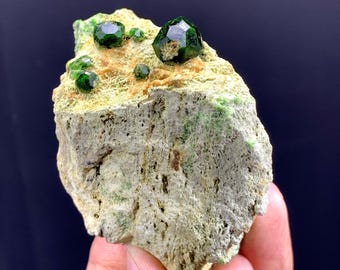 天然グリーンデマントイドガーネット結晶（母岩標本）（284グラム