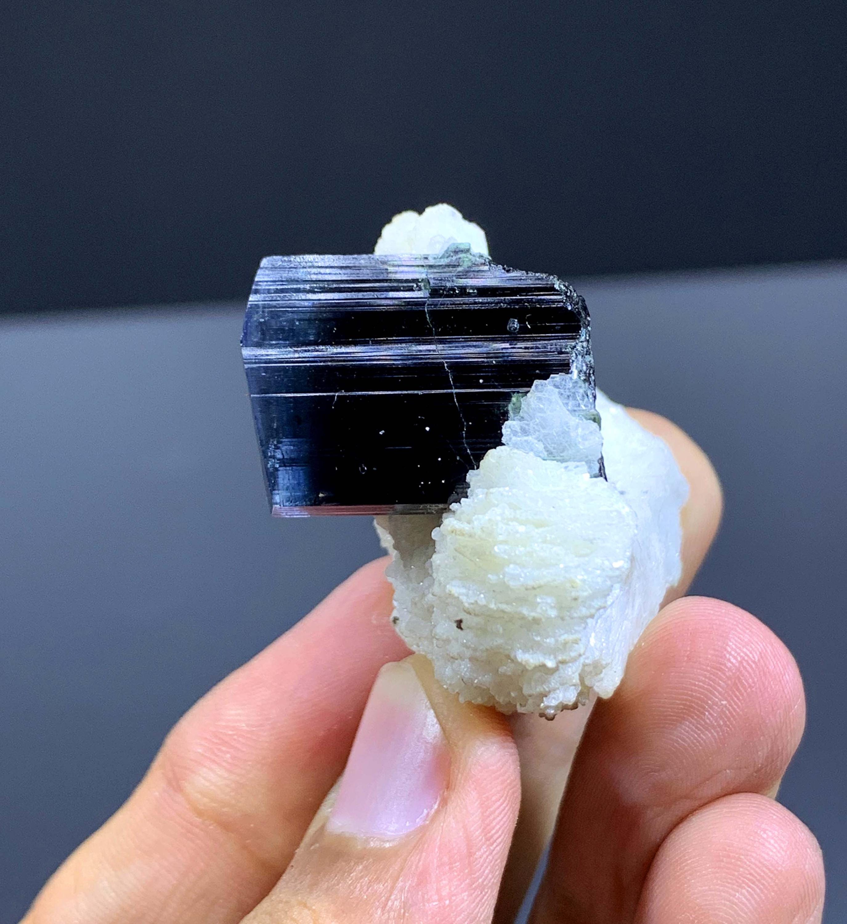 アフガニスタン産ブルーキャップトルマリンクリスタル（アルバイト入り