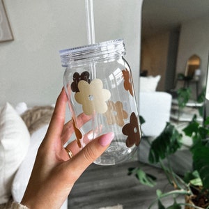 Groovy Flowers Daisy Iced Coffee Cup | Bruin, geelbruin, crème | 24 oz plastic Mason Jar ijskoffiekop met deksel en rietje
