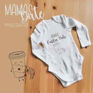 Può includere: Body bianco a maniche lunghe per neonato con testo nero che recita "Mamas Kaffee Date" e un'immagine di un cartone animato di una tazza di caffè che tiene un croissant.