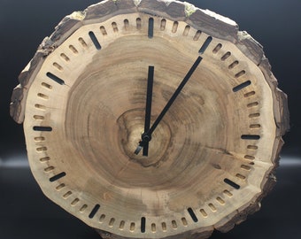 Holzuhr aus Nussmann Stamm Wanduhr Holz