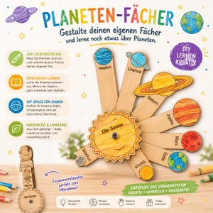 Könnte beinhalten: Ein DIY-Planetenfächer-Set aus Holz mit Sonne und Planeten, beschriftet auf Deutsch. Das Set enthält Holzstäbe mit Planetenillustrationen, eine sonnenförmige Basis und Text auf Deutsch. Es ist für kreatives Lernen und Spaß konzipiert.