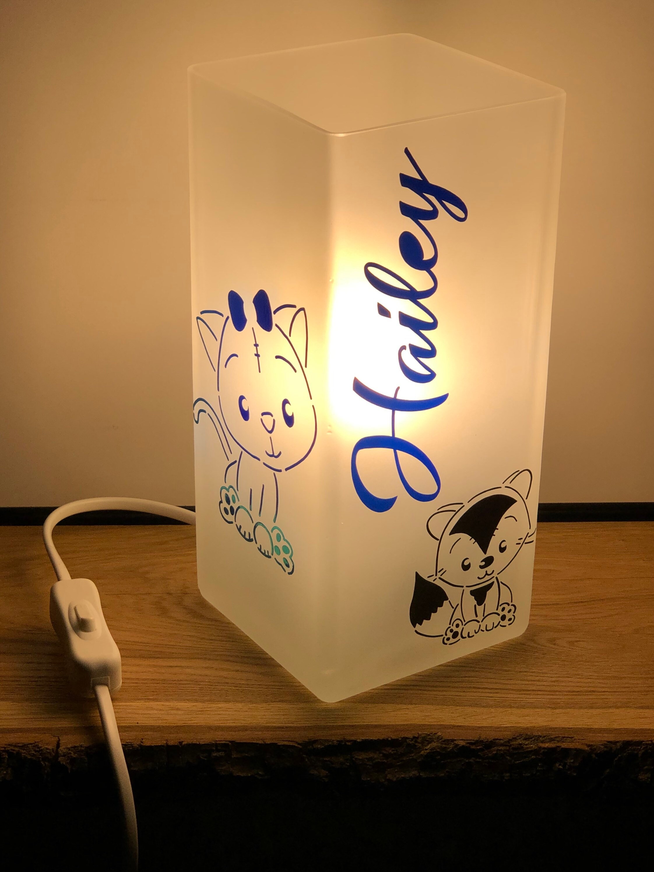 E14 Nachttischlampe eine ideale Dekoration fürs Kinderzimmer CreaDesign Tischlampe für Kinder personalisiert mit Namen Lampen Motiv Eule beige Kinderlampe mit Schalter für Steckdose 
