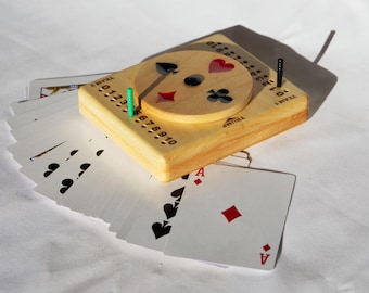 Kit portátil de Euchre: Caja de madera para llevar el marcador, ideal para una noche de juegos en familia.