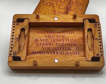 Caja rústica de madera personalizada para juegos de Euchre: Almacenamiento personalizado para juegos de cartas en reuniones familiares.
