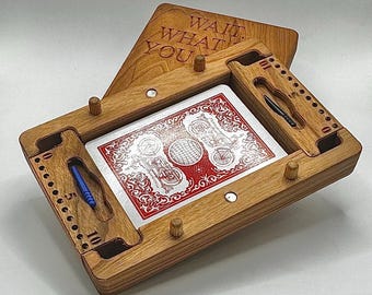 Caja de euchre de madera de cerezo: dial Trump y registro de puntuaciones