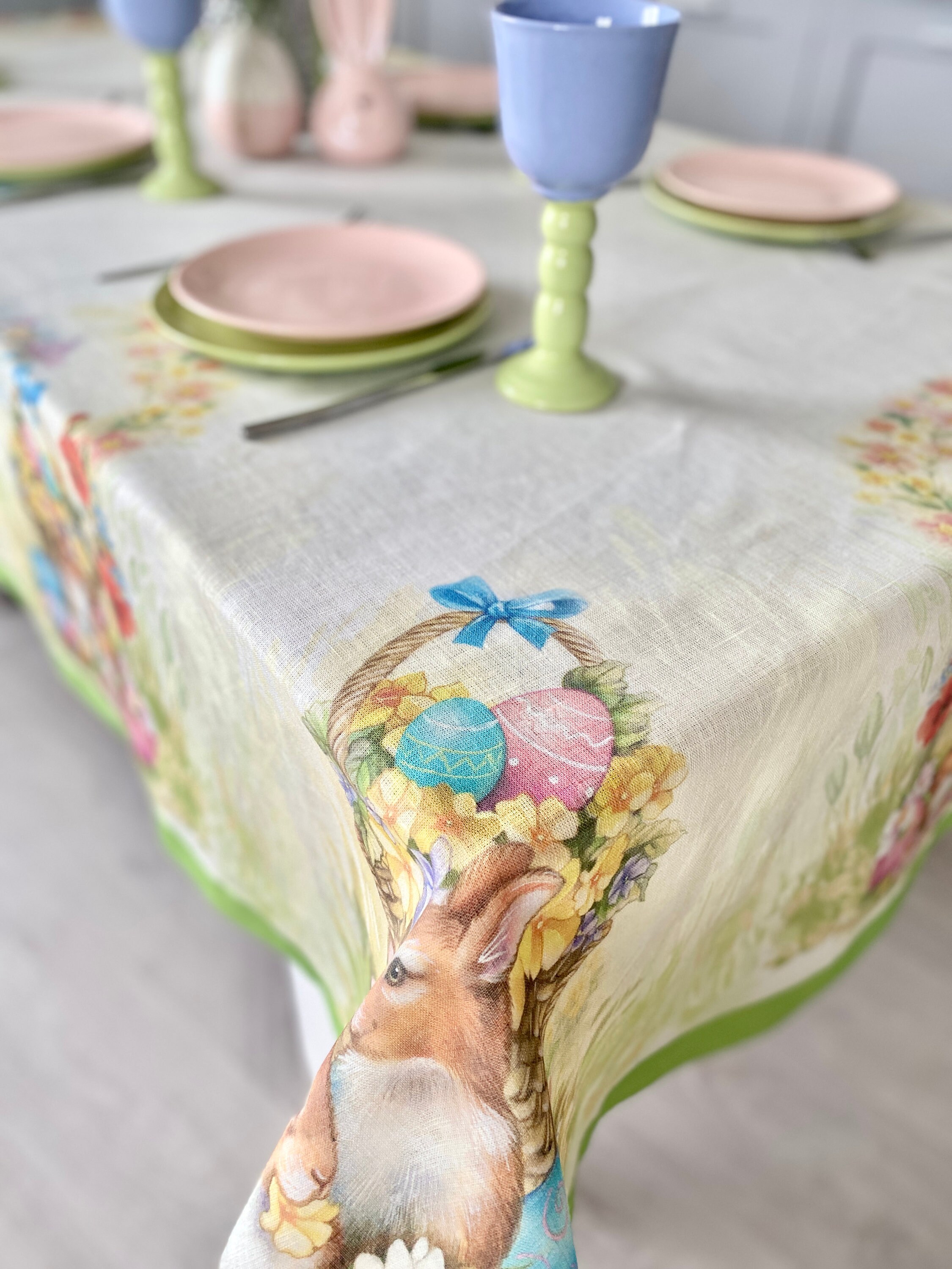 Op Konijntjes Blauwe Als Achtergrond Die Dichtbij Een Mand Met Paaseieren Met Bloemen Worden Verfraaid Image85886064