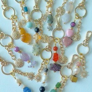 Dijes para bolsos con joyas / Dije para bolso hecho a mano / Llavero de cristal dorado / Piedras preciosas naturales / Perlas de agua dulce / Accesorios para bolsos
