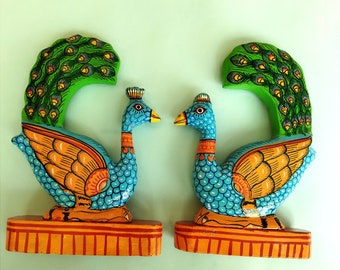 木製のカラフルな孔雀の彫刻、装飾品、木彫り、手描きの孔雀、インドの