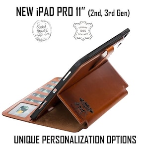 Könnte beinhalten: Eine braune Lederhülle für ein 11 Zoll iPad Pro der 2. oder 3. Generation. Die Hülle ist aufgeklappt und zeigt die Innenauskleidung und den iPad-Bildschirm. Die Hülle hat eine Klappe, die sich über den Bildschirm klappen lässt, um ihn zu schützen. Die Hülle ist aus echtem Leder gefertigt und hat ein einzigartiges Design.