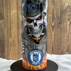 K&ouml;nnte beinhalten: Ein Edelstahlbecher mit einem Totenkopf-Design, der eine Baseballkappe mit den Buchstaben "KC" tr&auml;gt. Der Becher hat ein Kansas City Royals-Logo und einen feurigen Hintergrund. Der Becher ist etwa 20 cm hoch.