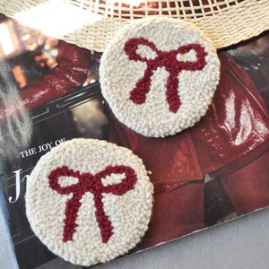 Set di 2 sottobicchieri per auto con fiocco bordeaux/ Accessorio per auto trapuntato/ Sottobicchieri per auto con design a fiocco chic/ Sottobicchiere per tazze