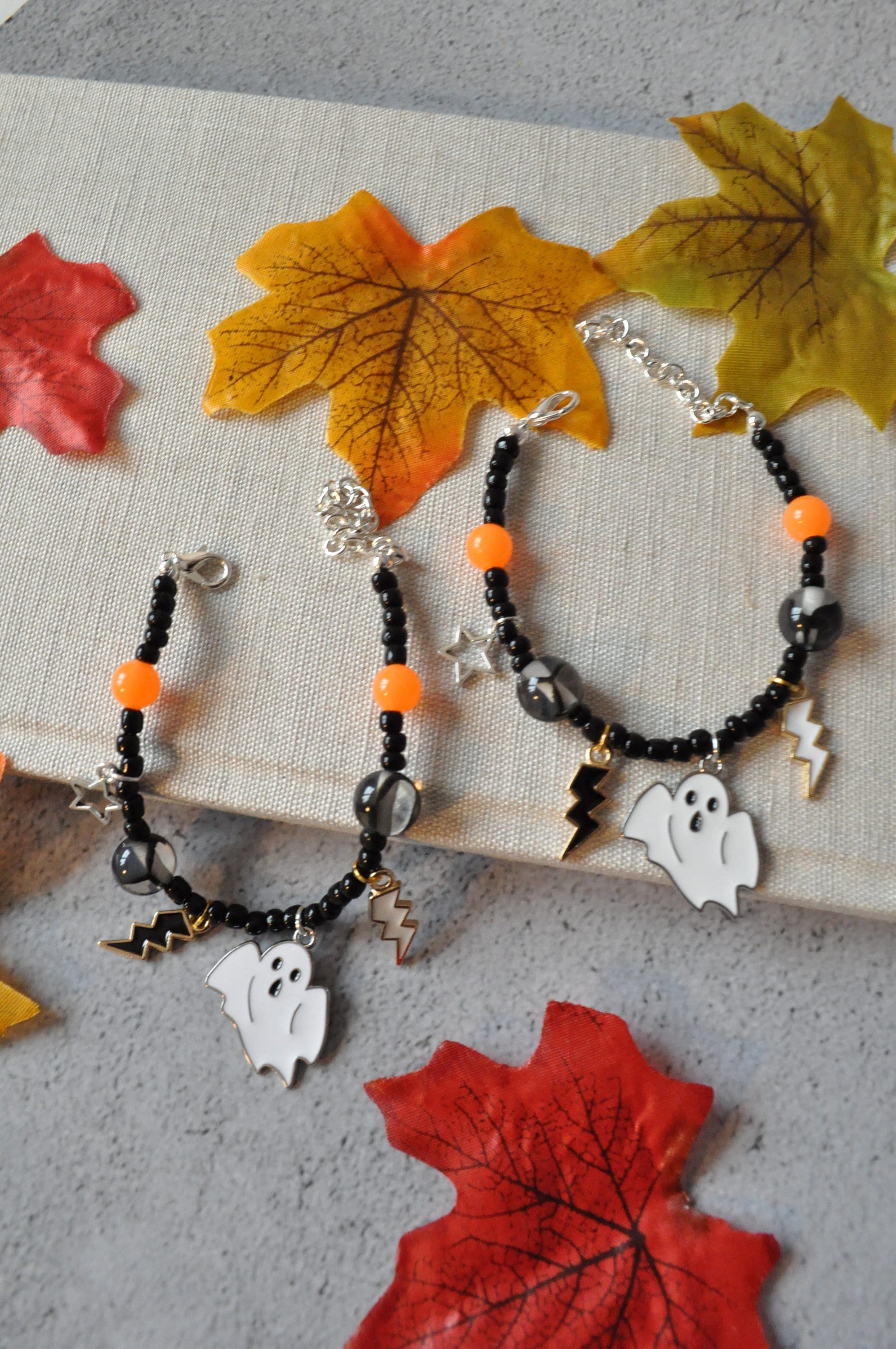 ゴーストチャームブレスレット：暗闇で光るビーズのハロウィン