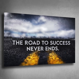 K&ouml;nnte beinhalten: Leinwanddruck mit einer Stra&szlig;e mit gelben Linien unter einem bew&ouml;lkten Himmel. Der wei&szlig;e Text lautet "THE ROAD TO SUCCESS NEVER ENDS". Das Kunstwerk hat einen strukturierten, verwitterten Look.