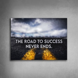 K&ouml;nnte beinhalten: Motivierender Leinwanddruck mit einer Stra&szlig;e mit gelben Linien, die zu einem bew&ouml;lkten Himmel f&uuml;hren. Der wei&szlig;e Text lautet "THE ROAD TO SUCCESS NEVER ENDS" und vermittelt eine Botschaft der Ausdauer und des Erfolgs.