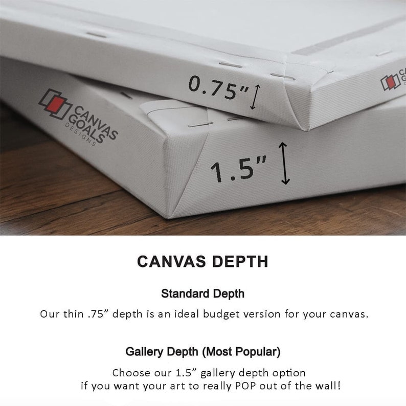 K&ouml;nnte beinhalten: Zwei wei&szlig;e Leinwanddrucke gestapelt, die Tiefenoptionen zeigen. Die obere Leinwand ist 1,9 cm tief, die untere 3,8 cm. Der Text "Canvas Goals Designs" ist auf der Seite der Leinwand sichtbar. Der Text "Canvas Depth" ist ebenfalls sichtbar.