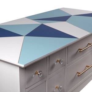 Table basse en bois relookée peinte en blanc et bleu image 5