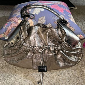 Cartera metalizada tipo satchel de BURBERRY