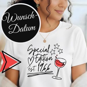 Könnte beinhalten: Weißes T-Shirt mit einem schwarz-roten Grafikdesign. Das Design enthält die Worte "Special Edition est. 1966", Sterne, ein Weinglas und die Worte "Wunsch-Datum" in einem schwarzen Kreis.