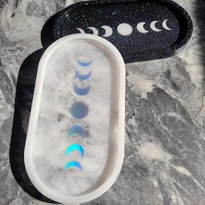 Weiße Achatquarz-inspirierte ovale Schmuckschale mit holografischem Mondphasen-Design - handgemachte Schmuckschale, Boho Home Decor