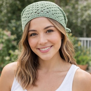 Peut inclure: Un couvre-chef en crochet vert clair. Le couvre-chef est fait d'une matière douce et ajourée. Le couvre-chef est noué dans le dos. La personne sur l'image porte un débardeur blanc.