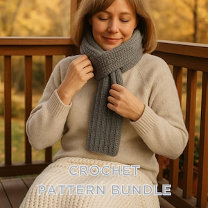 Peut inclure: Une écharpe grise en crochet côtelé est portée autour du cou. La personne porte un pull beige. Le texte "CROCHET PATTERN BUNDLE" est affiché en lettres blanches au bas de l'image.