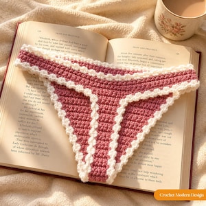 Triangular crochet bookmark
