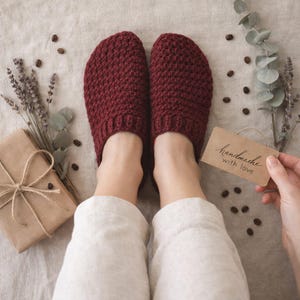 Patrón de pantuflas de crochet fáciles (PDF), tutorial para principiantes con fotos, fácil de hacer y con varios tamaños.