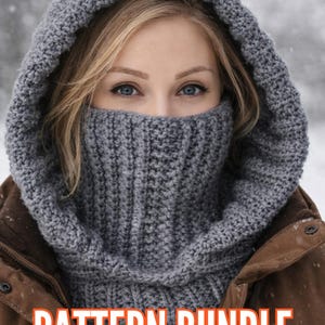 Peut inclure: Ensemble de capuche et de col tricotés gris. La capuche couvre la tête et le cou, le col s'étendant pour couvrir le bas du visage. Le texte "PATTERN BUNDLE" est affiché en orange en bas de l'image. L'arrière-plan est une scène enneigée.
