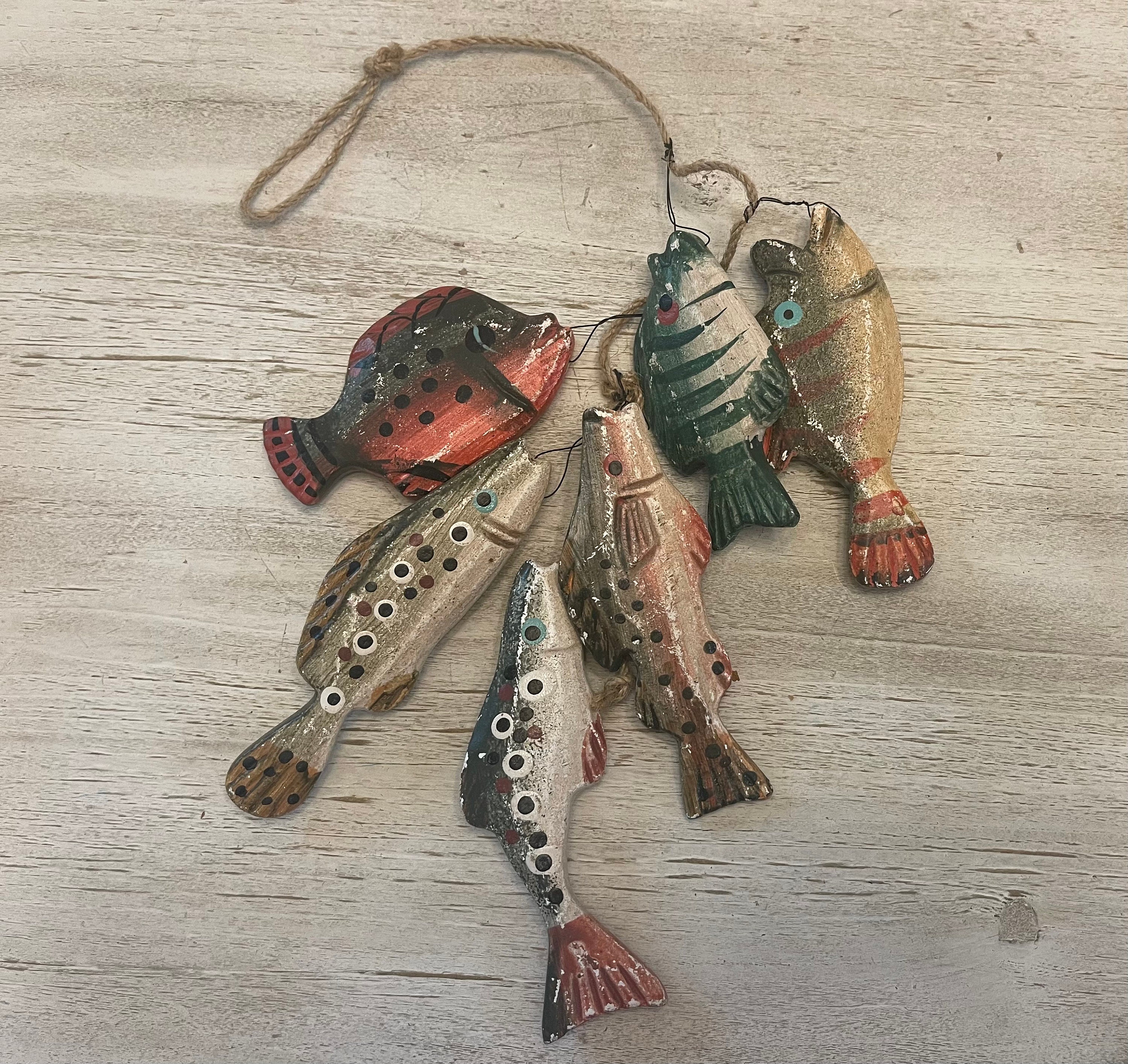 Dragonus Antique Vintage Wooden Fish Decor Hanging Wood Fish with Fishing Net Hand Carved Nautical Ornaments Home Wall Decor Hanger Gift, Size: Small