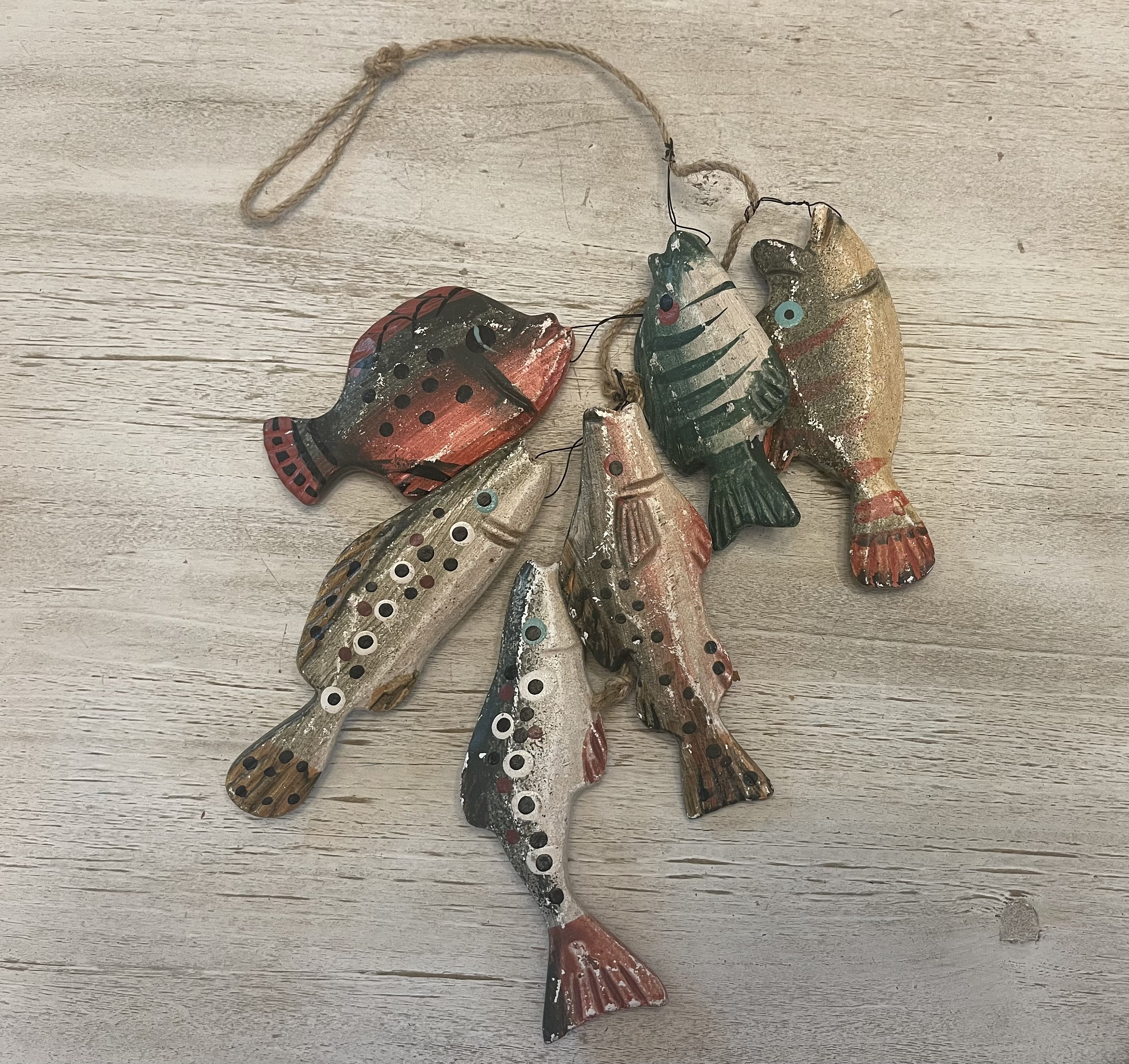 Dragonus Antique Vintage Wooden Fish Decor Hanging Wood Fish with Fishing Net Hand Carved Nautical Ornaments Home Wall Decor Hanger Gift, Size: Small