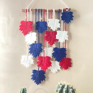 Colgante de pared de macramé con hojas de arce, colores de la bandera estadounidense, decoración bohemia