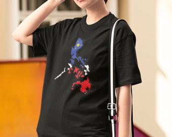 Puede incluir: Una camiseta negra con un contorno blanco de Filipinas, relleno con los colores de la bandera filipina. La camiseta la lleva puesta una persona con el pelo oscuro y gafas de sol.