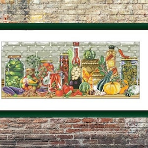 Peut inclure: Une nature morte de conserves dans des bocaux en verre, notamment des haricots verts, des tomates, des poivrons et des concombres. Les bocaux sont disposés sur une étagère en briques avec d'autres articles comme des courges, des oignons et de l'ail.