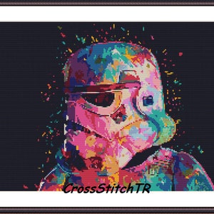 Könnte beinhalten: Ein farbenfrohes, abstraktes Kreuzstichmuster eines Stormtroopers aus Star Wars. Das Design zeigt eine Vielzahl von leuchtenden Farben, darunter Pink, Blau, Grün und Gelb. Der Helm und das Gesicht des Stormtroopers sind deutlich sichtbar, und der Hintergrund ist dunkel schwarz.