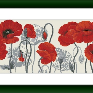 Può includere: Un ricamo a punto croce incorniciato che rappresenta un campo di papaveri rossi con steli e foglie grigi su uno sfondo bianco.