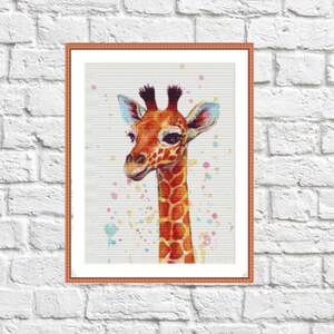 Op de afbeelding: Een kleurrijk schilderij van een giraffenkop met een witte achtergrond en kleurrijke verfspatten.