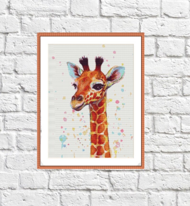 Op de afbeelding: Een kleurrijk schilderij van een giraffenkop met een witte achtergrond en kleurrijke verfspatten.