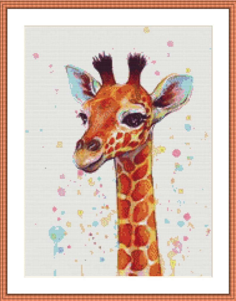 Op de afbeelding: Een close-up van het hoofd en de nek van een giraffe tegen een witte achtergrond met kleurrijke verfspatten. De giraffe heeft een bruin en oranje gevlekt patroon en grote, donkere ogen.