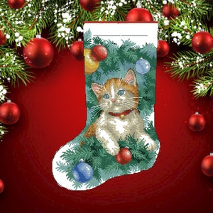 Pode incluir: Uma meia de Natal branca com um design de enfeites verdes, vermelhos e azuis. Um gatinho branco com marcas laranja e marrons está espiando por trás dos enfeites. O gatinho está usando uma coleira vermelha com um sino.