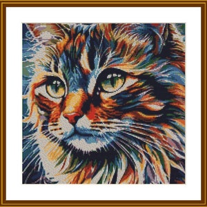 Könnte beinhalten: Nahaufnahme eines bunten Katzenkopfes mit leuchtend grünen Augen. Das Fell der Katze ist in Blautönen, Orange, Gelb und Rot gemalt.