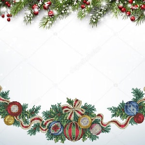 Może przedstawiać: Girlanda bożonarodzeniowa z czerwoną i białą wstążką, zielonymi gałązkami sosny i kolorowymi ozdobami. Girlanda jest ozdobiona ostrokrzewem i jagodami.