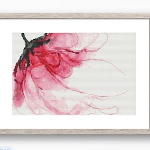 Op de afbeelding: Een ingelijste print met een aquarel-stijl afbeelding van een roze bloem. De bloem heeft delicate, vloeiende bloemblaadjes en een donkere stengel. Het kunstwerk staat tegen een lichte achtergrond, de lijst is licht van kleur.