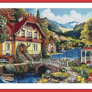 Può includere: Una casa gialla con tetto rosso si trova su una collina che domina un lago. C'è un ponte sul lago e un gazebo bianco in lontananza. La casa è circondata da lussureggianti alberi verdi e fiori.