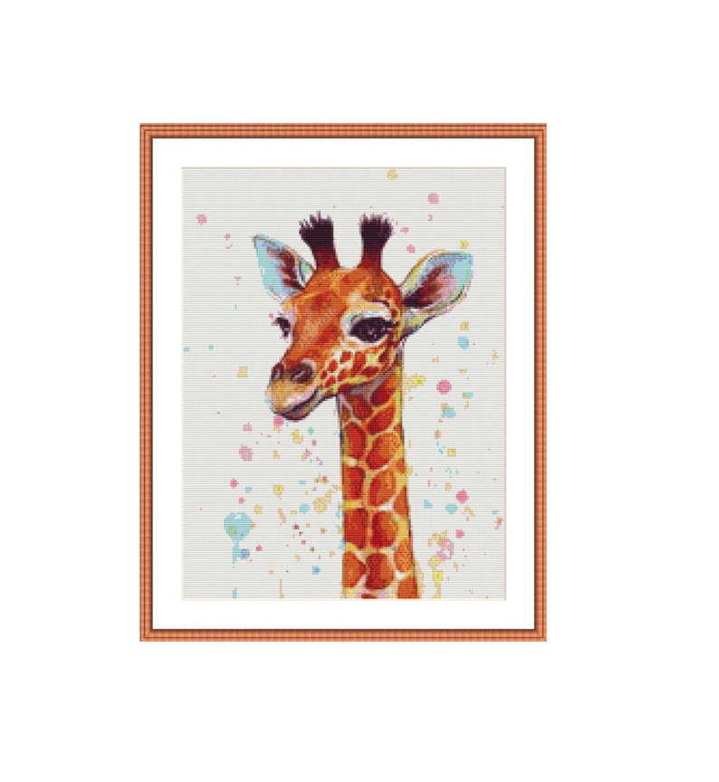 Op de afbeelding: Een close-up van een babygiraffe met een lichtbruin en oranje patroon op zijn vacht. De giraffe heeft een lichtbruine neus en grote, donkere ogen. De achtergrond is lichtbeige met kleurrijke verfspatten.